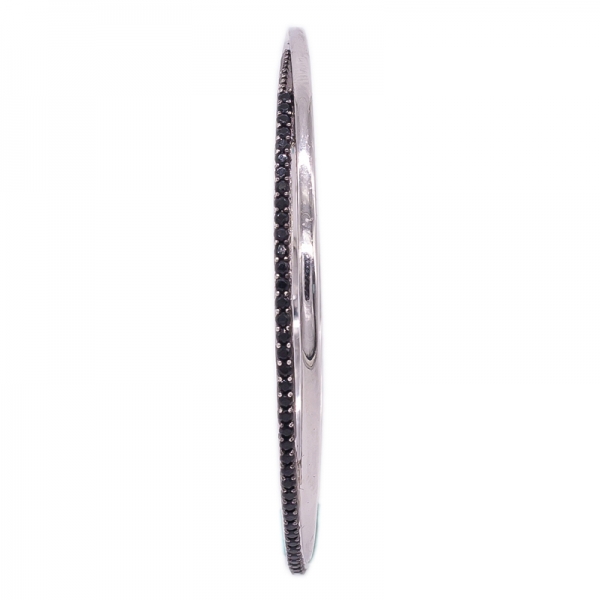 brazalete de plata oval simple y plateado con pequeño nano negro 