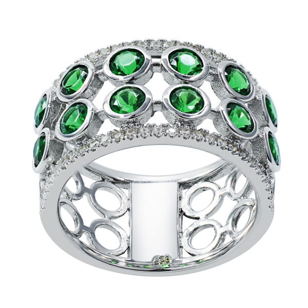 anillo hueco de forma redonda con llamativo nano verde 