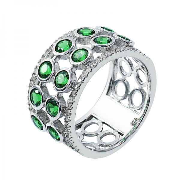 anillo hueco de forma redonda con llamativo nano verde 