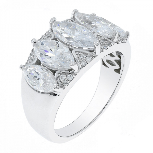 Moderno anillo de plata 925 con cinco piedras para damas. 