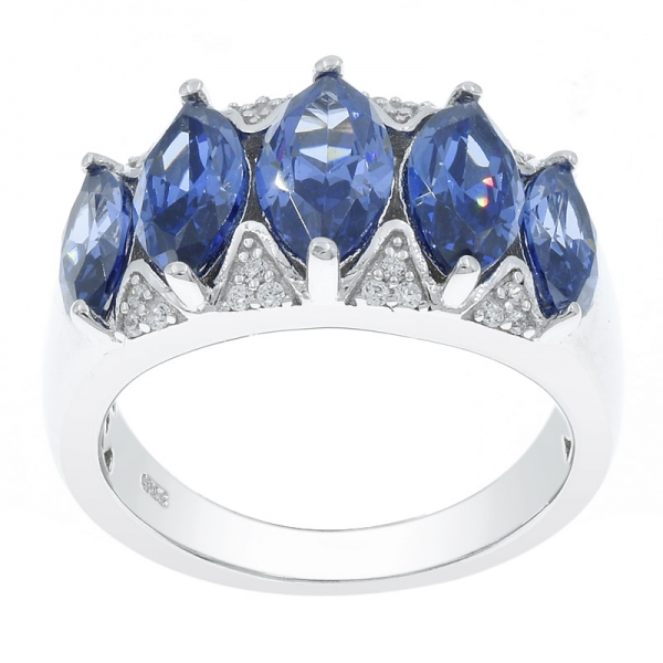 Moderno anillo de plata 925 con cinco piedras para damas. 