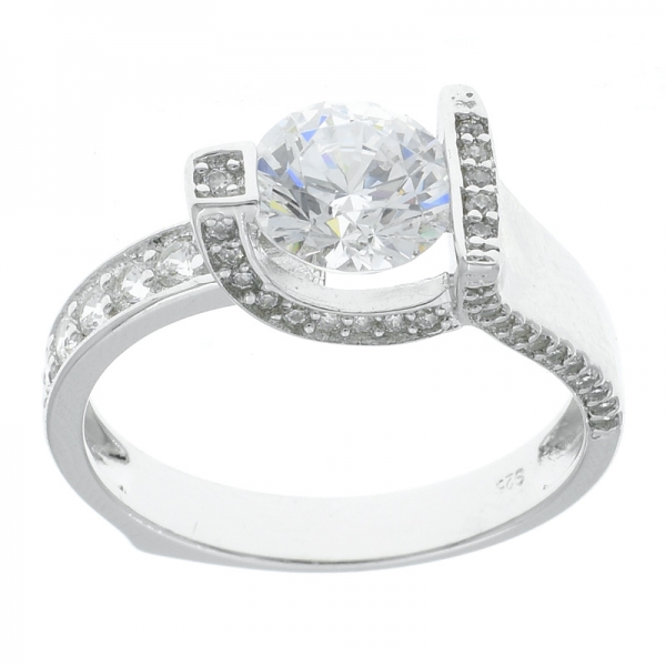 Elegante anillo de compromiso de plata de ley 925 con piedras transparentes. 