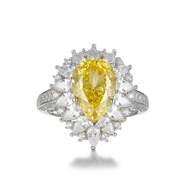Anillo en forma de pera de plata con ley 925 en amarillo diamante. 