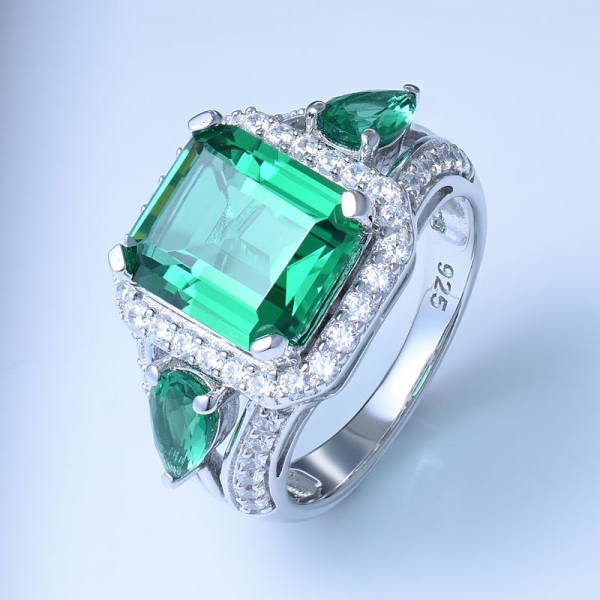 Bonito anillo de plata de ley 925 con nano verde. 