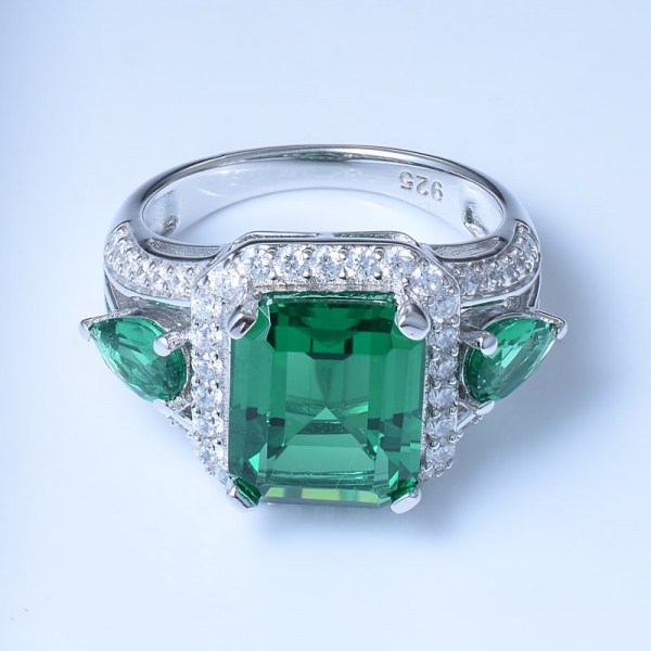 Bonito anillo de plata de ley 925 con nano verde. 