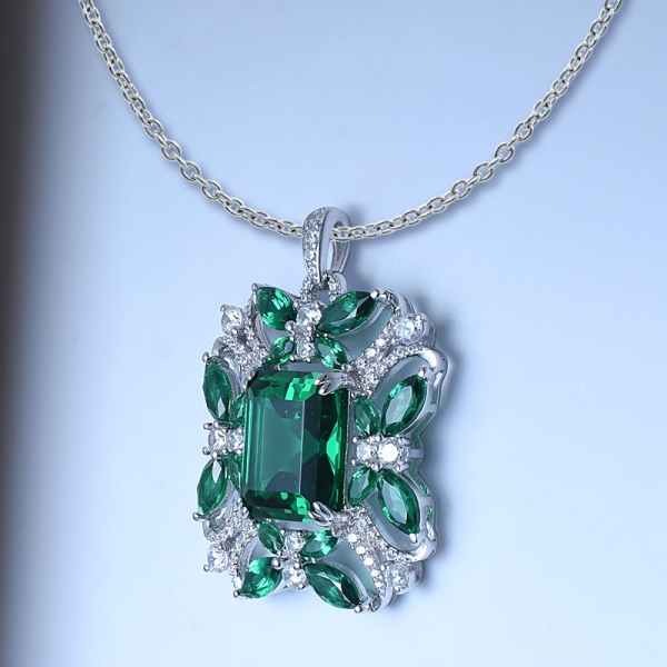 colgante inicial de rodio verde esmeralda sobre plata 