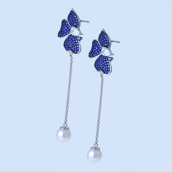 perla de agua dulce con zafiro azul rodio sobre pendientes de plata esterlina 