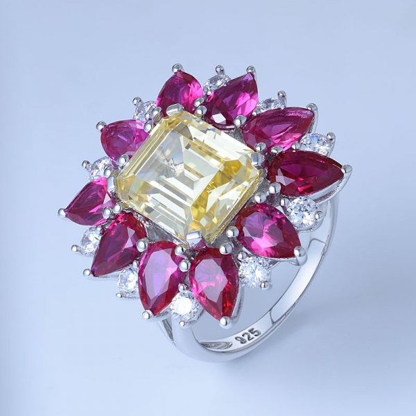 Emarald simula el centro del diamante amarillo y el rubí rojo alrededor del rodio sobre los anillos de plata 