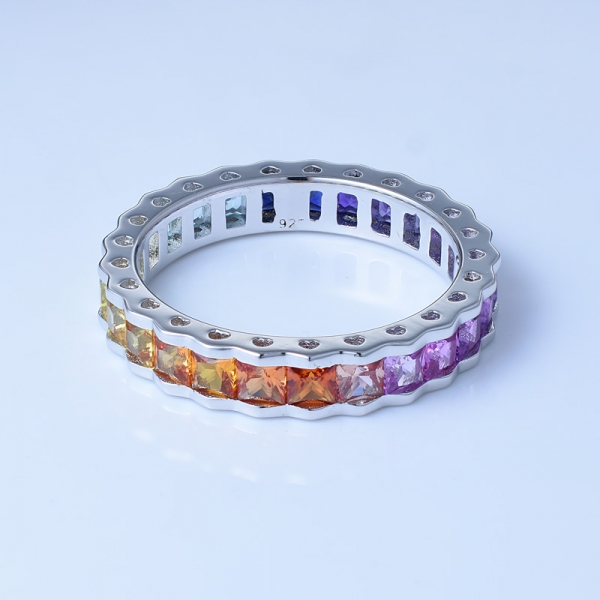 rodio de corindón multicolor sobre anillos de plata esterlina con banda arcoíris 