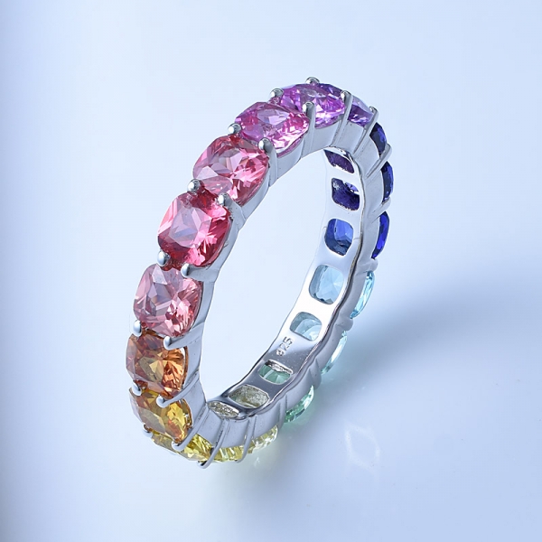 colores de zafiro simulado con cojín de rodio sobre anillo de plata de ley con banda de arcoíris 