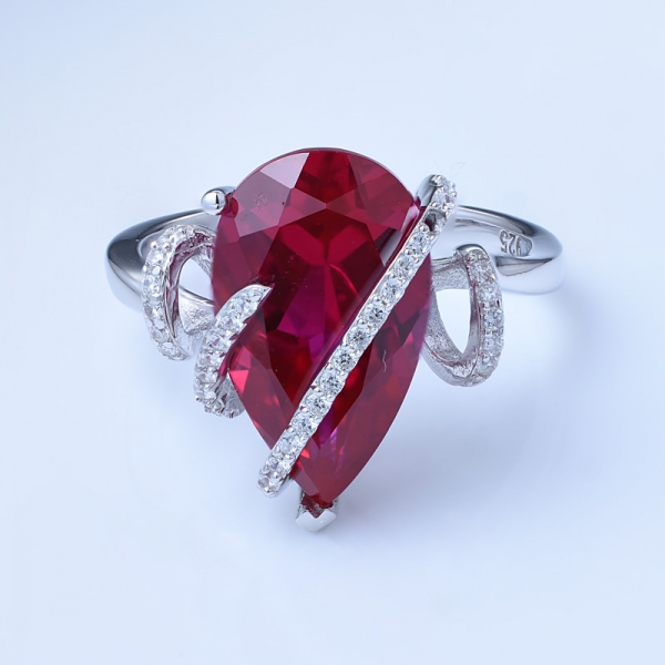 El anillo de plata de ley 925 de 5 quilates creó un anillo de rubí indio. 