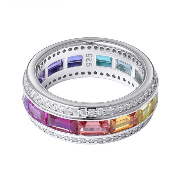 anillo de eternidad con zafiro arcoíris de colores baguette de rodio sobre plata 