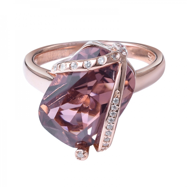 Conjunto de anillo de oro rosa de 18 quilates sobre plata con circonita de color morganita rojo oscuro y fantasía 