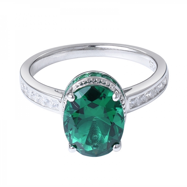 talla ovalada creada con rodio esmeralda sobre anillo de plata 