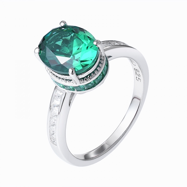 talla ovalada creada con rodio esmeralda sobre anillo de plata 