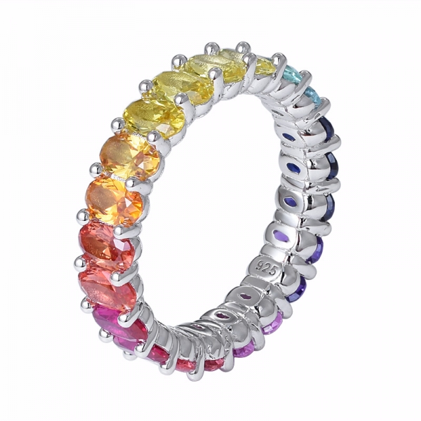 rodio de piedras preciosas de zafiro sintético de talla ovalada sobre anillo de arco iris de plata 