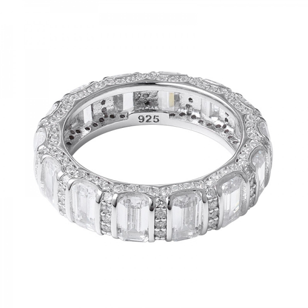 anillo de eternidad de circonita blanca con corte esmeralda y rodio sobre plata 