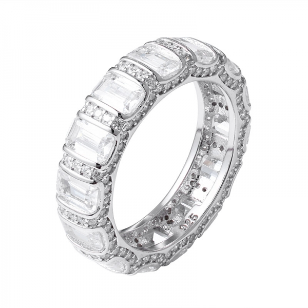 anillo de eternidad de circonita blanca con corte esmeralda y rodio sobre plata 