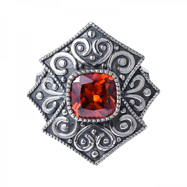 Cojín de piedras preciosas de rubí creado con corte artesanal negro sobre un anillo de plata 