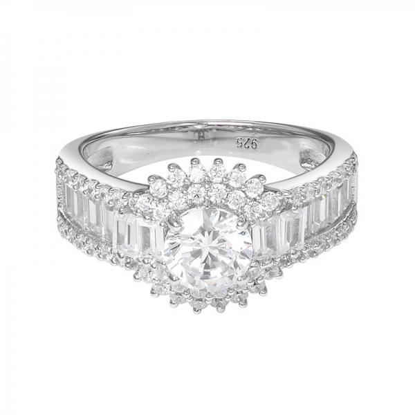 anillo de compromiso redondo brillante con circonita cúbica rodiada sobre halo de plata de ley 