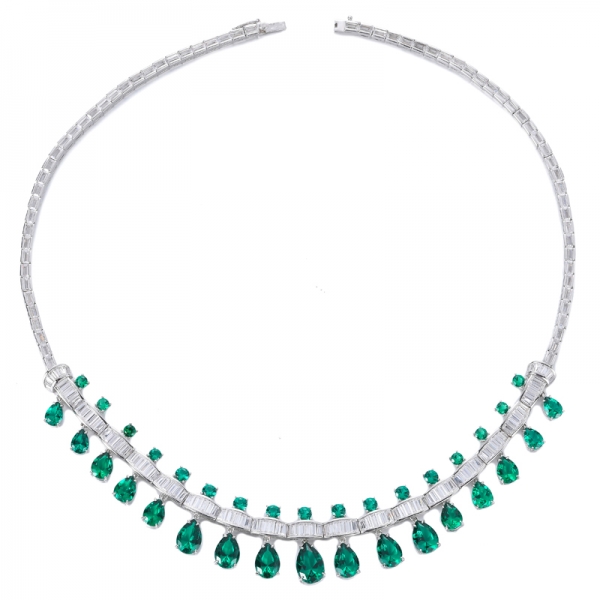 Collar para cena con detalles de diamantes y piedras preciosas de esmeralda verde creadas en plata de ley chapada en rodio
 
