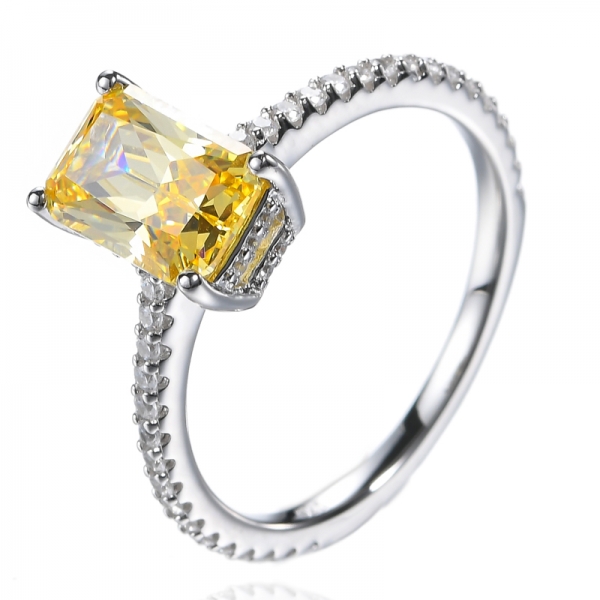 Anillo de compromiso de talla esmeralda con diamantes blancos y amarillos
 