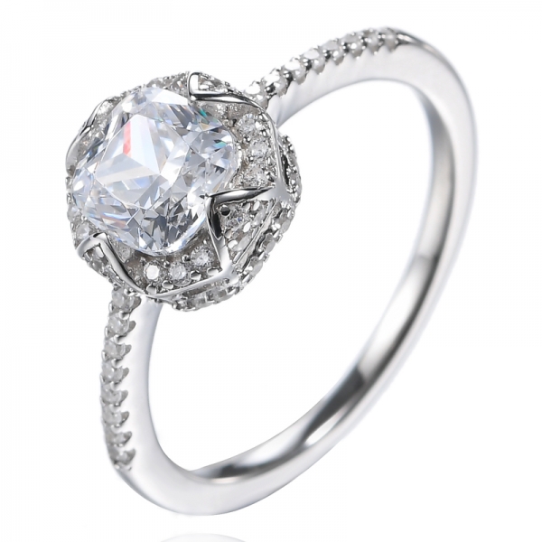 Anillo de compromiso solitario de talla cojín con diamantes creados y detalles en plata de ley
 