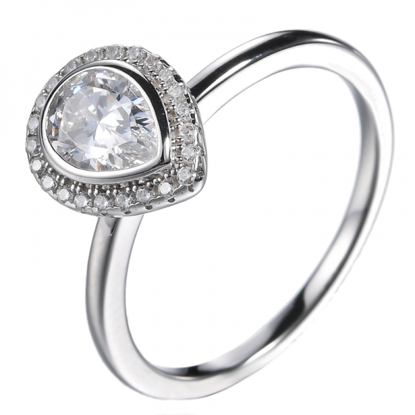 Anillo de compromiso con halo de diamantes de imitación en forma de pera de plata esterlina
 