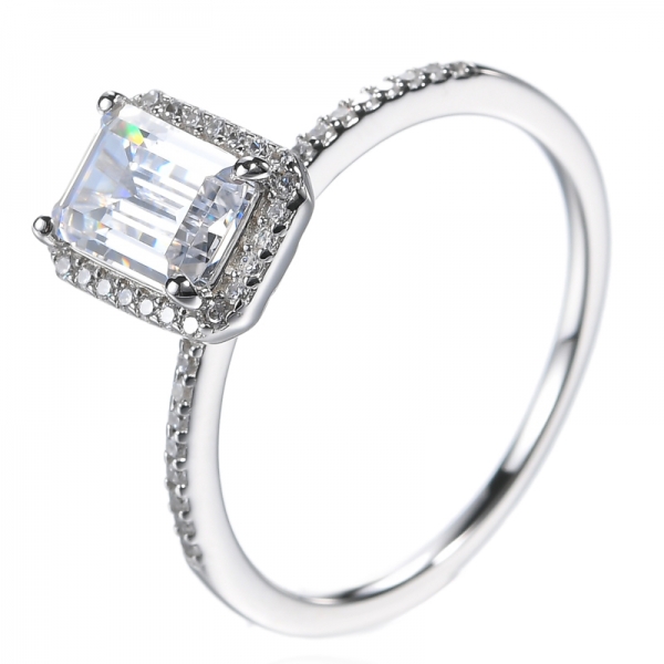 Anillo de compromiso con halo de diamantes creados con talla esmeralda AAA CZ de plata esterlina
 