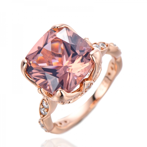 Morganita simulada y tono de rosa cúbica blanca sobre anillo de pavé de cojín de plata esterlina
 
