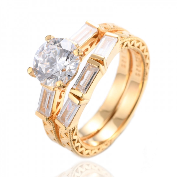Juego de anillos de compromiso de tres piedras con circonitas blancas de corte redondo de 2 quilates en oro amarillo de 18 quilates 
