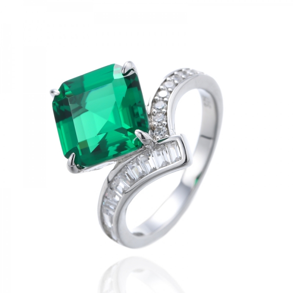 Anillo Asscher de plata rodiada con circonita cúbica blanca y nano verde 