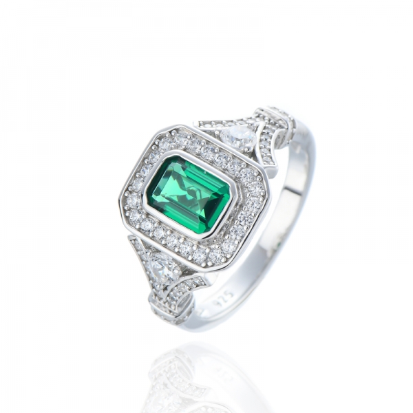 Anillo de plata rodiada con circonita cúbica blanca redonda y nano verde de talla esmeralda 