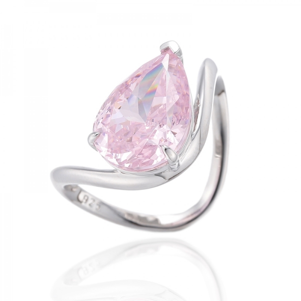 Anillo de plata rodiada con circonita cúbica rosa y diamante en forma de pera 