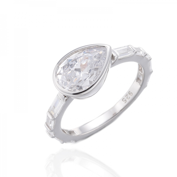 Anillo de plata rodiada con circonita cúbica amarilla y blanca de diamante en forma de pera 