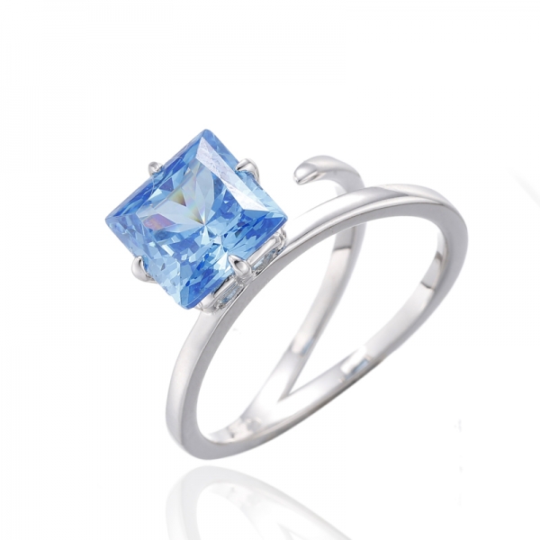 Anillo cuadrado de plata rodiada con circonita cúbica azul y diamante 