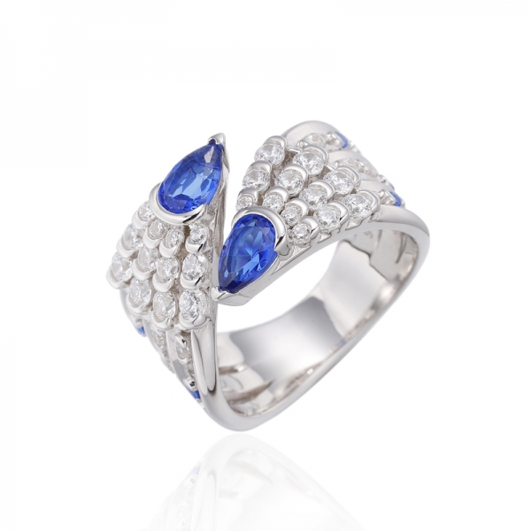 Anillo de plata rodiada con circonita cúbica blanca redonda y nano azul en forma de pera 