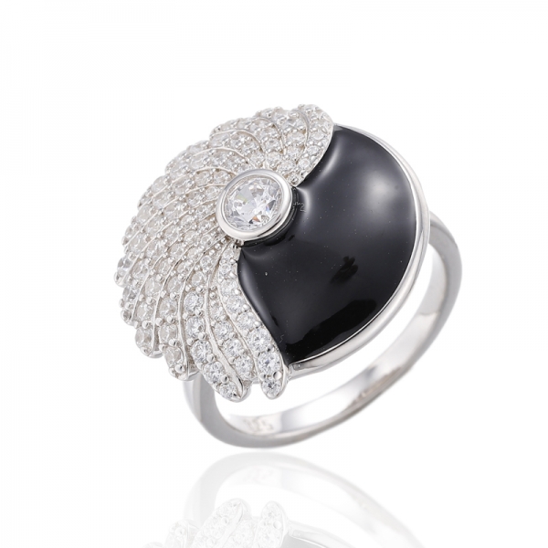 Anillo de plata rodiada con circonita cúbica blanca redonda y esmalte negro 