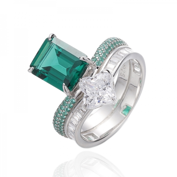 Anillo de plata rodiada con circonita cúbica blanca y nano verde de talla esmeralda 