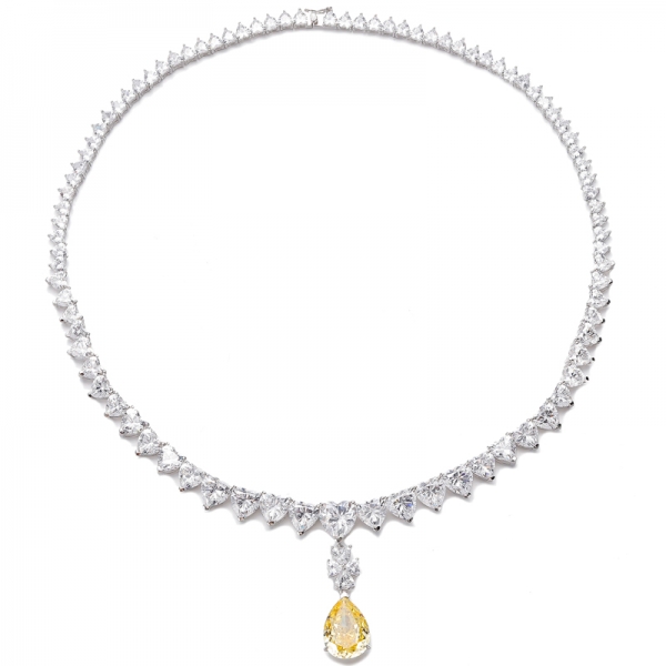 Collar de plata rodiada con circonita cúbica blanca en forma de pera, diamante amarillo y forma de corazón 