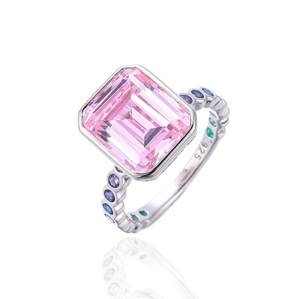 Anillo de plata rodiada con circonita cúbica de color rosa y redondo de diamante de talla esmeralda 