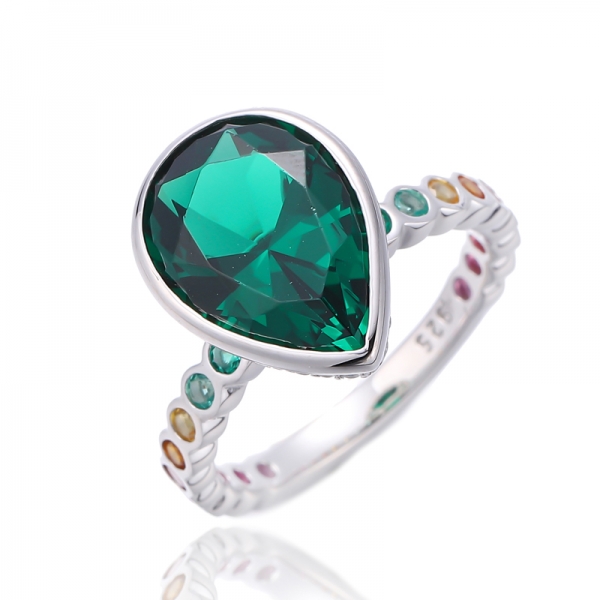 Anillo de plata rodiada con circonita cúbica de color verde nano y redondo con forma de pera 