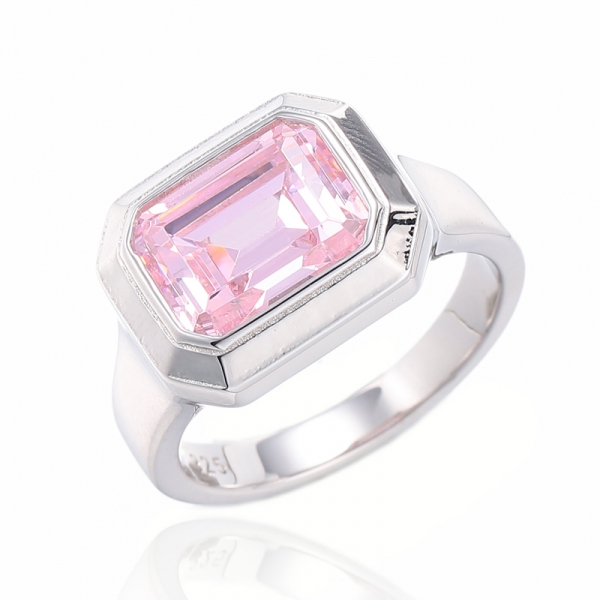 Anillo de plata rodiada con circonita cúbica rosa y diamante en forma de esmeralda 