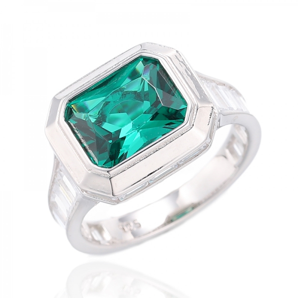 Anillo de plata rodiada con circonita cúbica blanca nano y baguette verde octágono 