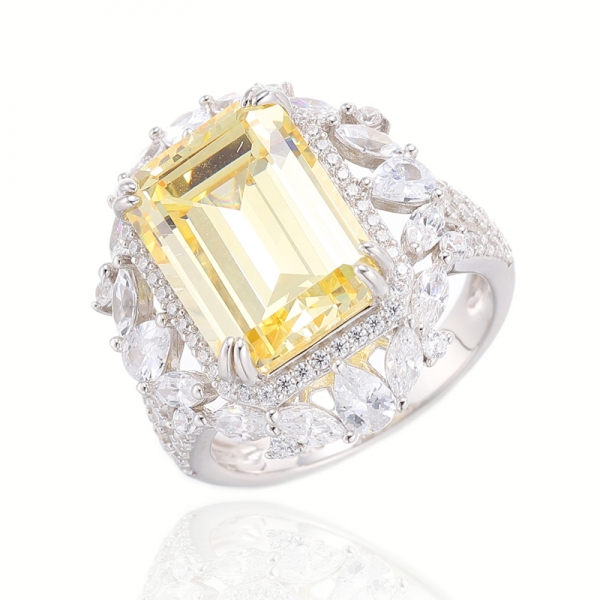 Anillo de plata con baño de rodio y circonita cúbica blanca marquesa, diamante esmeralda y amarillo 