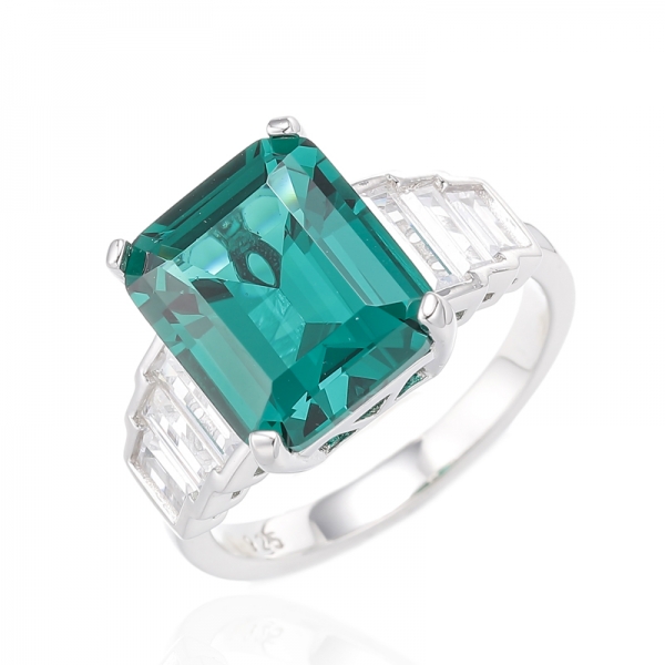 Anillo de plata con baño de rodio y circonita cúbica blanca nano y baguette verde de talla esmeralda 