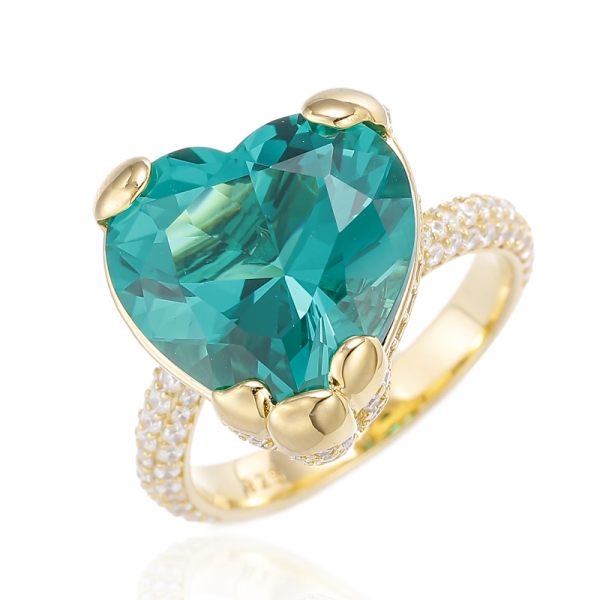 Anillo de plata con circonita cúbica blanca redonda y nano verde en forma de corazón con chapado en oro 