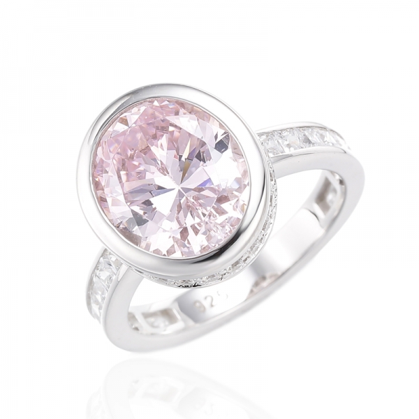 Anillo de plata con baño de rodio de circonita cúbica blanca cuadrada y rosa con diamante de forma ovalada 