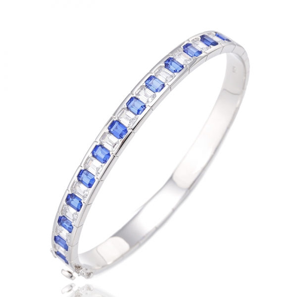 Brazalete de plata rodiada con circonita cúbica blanca y nano azul de talla esmeralda 