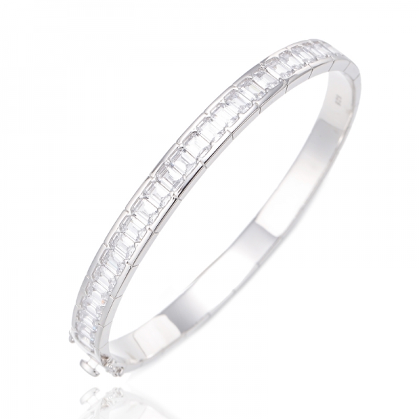 Brazalete de plata rodiada con circonita cúbica blanca y nano azul de talla esmeralda 